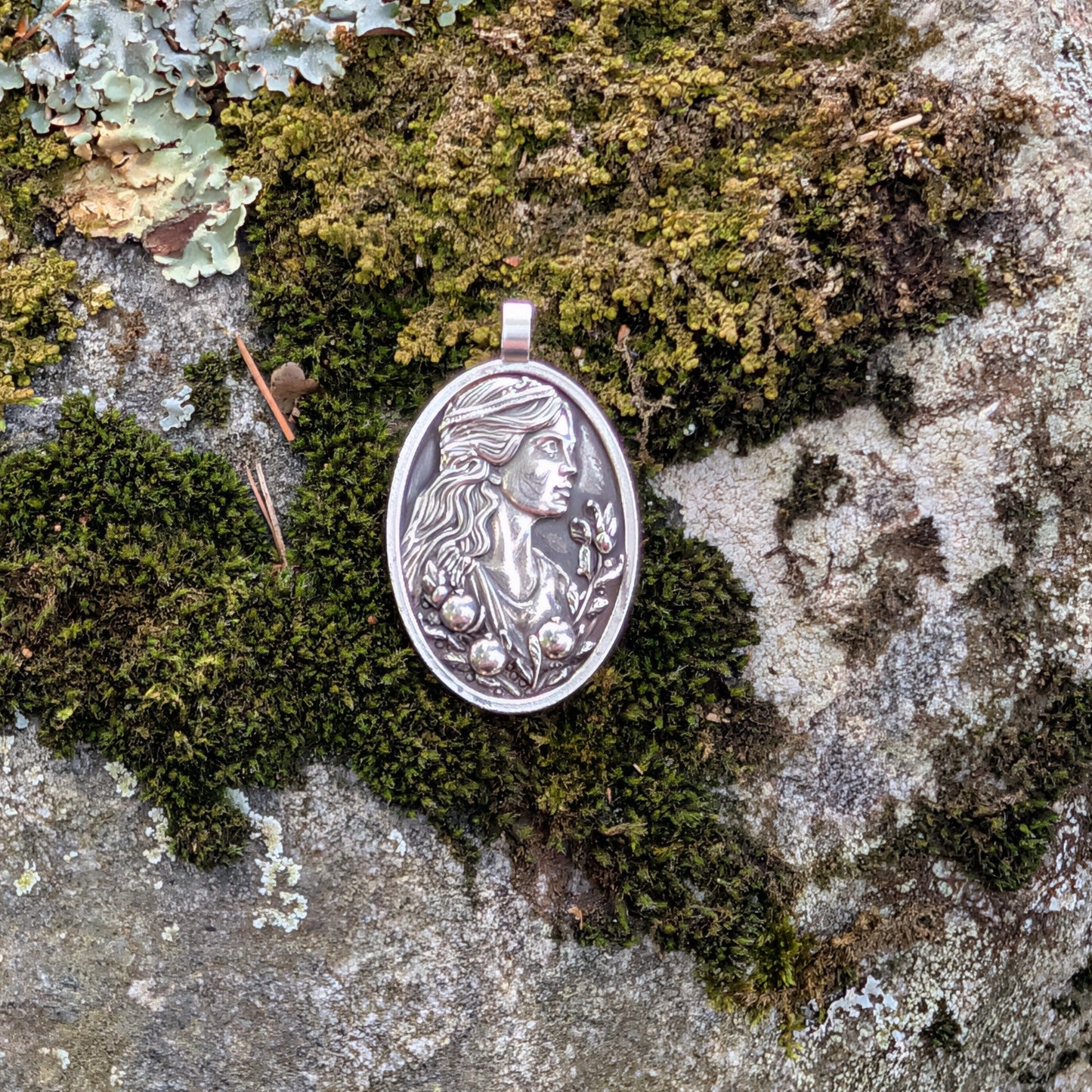 Hera Pendant – Queen of Olympus Medallion Necklace
