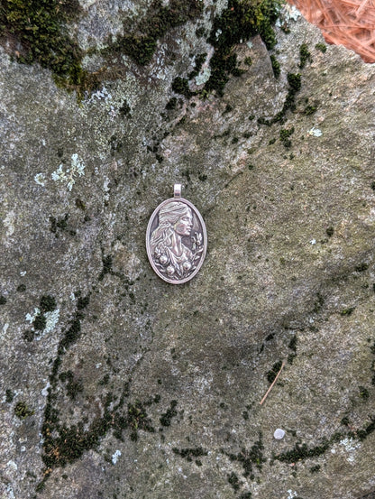 Hera Pendant – Queen of Olympus Medallion Necklace