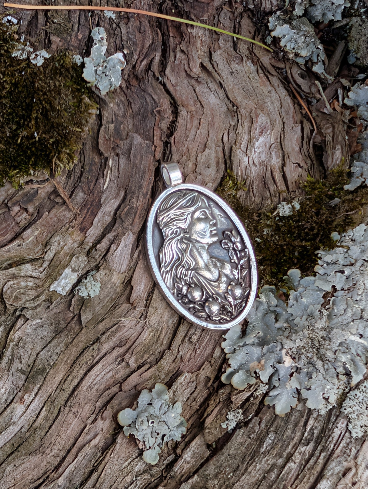Hera Pendant – Queen of Olympus Medallion Necklace